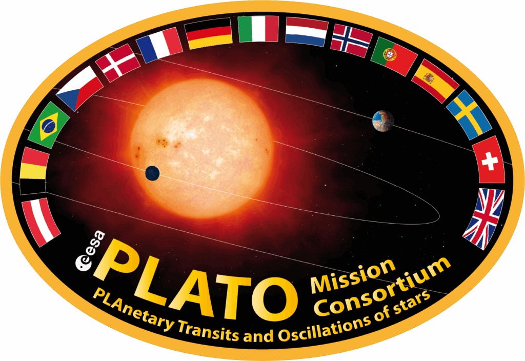 Logo du consortium Plato. On voit la Terre, une étoile et une planète en transit devant celle ci. Le logo est entouré des drapeaux des principaux pays contributeurs à la Mission.