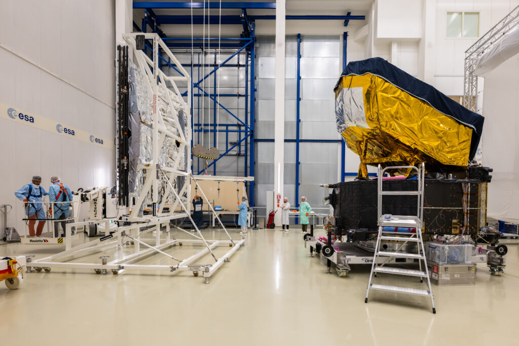 Installation du bouclier et des panneaux solaires sur le satellite Plato. D'un coté le satellite (le band optique avec les caméras) et un mètre plus loin, le bouclier et panneaux solaires, attendant d'être assembler