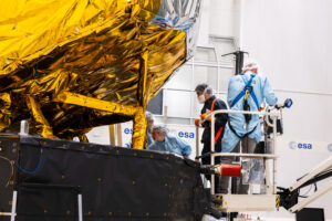 Préparation pour la dernière étape de construction du satellite Plato par les ingénieurs