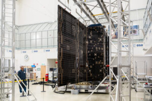 Vue du satellite Plato assemblé avec les panneaux solaires déployés
