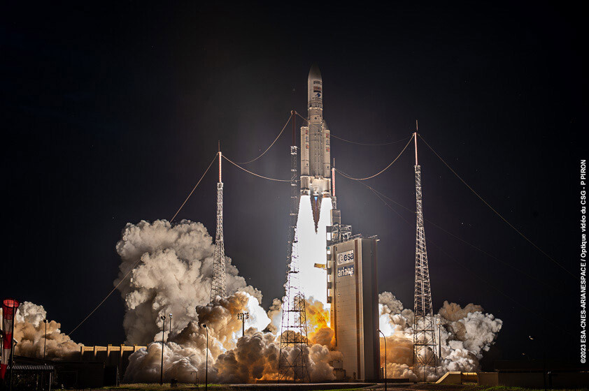 Décollage dans la nuit de la fusée Ariane 5