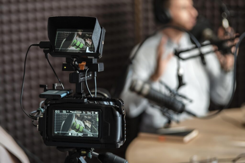 gros-plan-homme-flou-a-la-radio