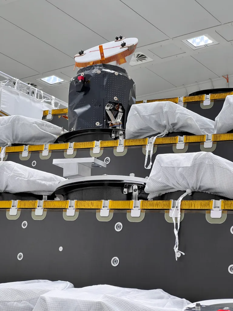 La première caméra PLATO intégrée au banc optique (©OHB)